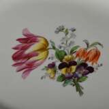 Ovale Marcolini Meissen Platte mit polychromer Malerei „Blumen“, 18.Jh., nummeriert "4", Ritznr.: 3Y 2., 34,5x27cm, Goldrand berieben - Foto 3