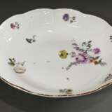 Runde Meissen Schale mit polychromer Blumenmalerei und Korbrelief, 18.Jh., Modellnr.: 16, Ø 24,5cm, berieben - photo 2