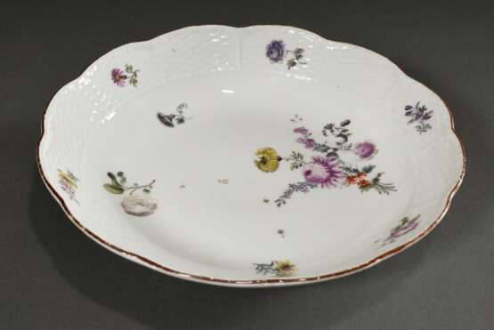 Runde Meissen Schale mit polychromer Blumenmalerei und Korbrelief, 18.Jh., Modellnr.: 16, Ø 24,5cm, berieben - photo 2