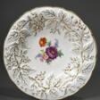 Meissen Prunkteller mit vergoldetem Blattrelief und polychromer "Bouquetmalerei", blaue Schwerter Marke um 1900, PN 137A, Ø 30,5cm - Auction prices