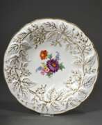 Product catalog. Meissen Prunkteller mit vergoldetem Blattrelief und polychromer "Bouquetmalerei", blaue Schwerter Marke um 1900, PN 137A, Ø 30,5cm