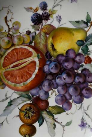Runder Meissen Obstteller mit polychromer Bemalung "Früchte" und Goldrand, 20. Jh., Ritznr.: 79B/603, Malernr.: 241013/135, Ø 35cm - фото 5
