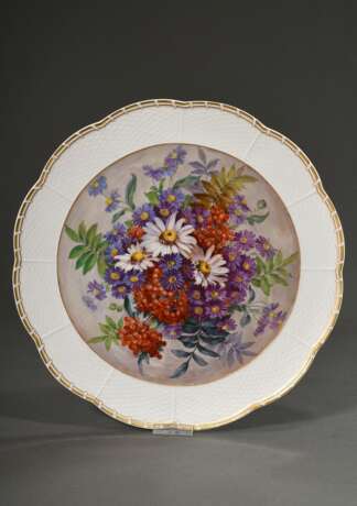 Meissen Teller mit polychromer Malerei „Blumenstrauß mit Vogelbeeren“ und goldstaffiertem Korbrand, 20.Jh., Modellnr.: 1511, Fromernr.: 79, Jahreszeichen: 1981, Malernr.: 250291/68, Ø 35cm - Foto 1