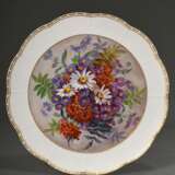 Meissen Teller mit polychromer Malerei „Blumenstrauß mit Vogelbeeren“ und goldstaffiertem Korbrand, 20.Jh., Modellnr.: 1511, Fromernr.: 79, Jahreszeichen: 1981, Malernr.: 250291/68, Ø 35cm - Foto 1