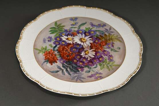 Meissen Teller mit polychromer Malerei „Blumenstrauß mit Vogelbeeren“ und goldstaffiertem Korbrand, 20.Jh., Modellnr.: 1511, Fromernr.: 79, Jahreszeichen: 1981, Malernr.: 250291/68, Ø 35cm - photo 2