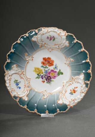 Meissen Prunkteller mit Blattreliefrand und polychromer "Blumenmalerei", Rand grün gespritzt, Goldstaffage mit Orange ersetzt wegen Kriegsproduktion (1939-1945), blaue Schwertermarke, Ø 29,5cm - photo 1