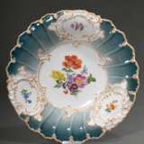 Meissen Prunkteller mit Blattreliefrand und polychromer "Blumenmalerei", Rand grün gespritzt, Goldstaffage mit Orange ersetzt wegen Kriegsproduktion (1939-1945), blaue Schwertermarke, Ø 29,5cm - photo 1