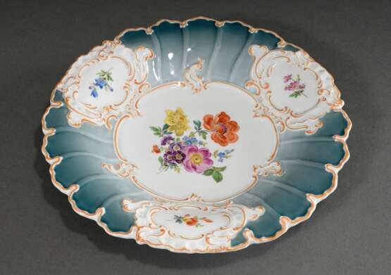 Meissen Prunkteller mit Blattreliefrand und polychromer "Blumenmalerei", Rand grün gespritzt, Goldstaffage mit Orange ersetzt wegen Kriegsproduktion (1939-1945), blaue Schwertermarke, Ø 29,5cm - photo 2