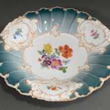 Meissen Prunkteller mit Blattreliefrand und polychromer "Blumenmalerei", Rand grün gespritzt, Goldstaffage mit Orange ersetzt wegen Kriegsproduktion (1939-1945), blaue Schwertermarke, Ø 29,5cm - photo 2