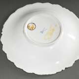 Meissen Prunkteller mit Blattreliefrand und polychromer "Blumenmalerei", Rand grün gespritzt, Goldstaffage mit Orange ersetzt wegen Kriegsproduktion (1939-1945), blaue Schwertermarke, Ø 29,5cm - photo 3