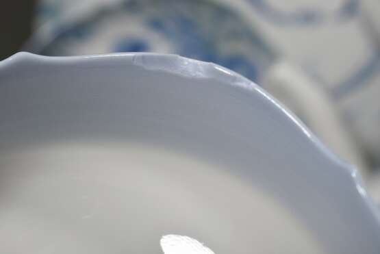 18 Teile Meissen Kaffee- und Teeservice „Großer Ausschnitt“ mit Blaumalerei Dekor "Granatäpfel" für 6 Personen, 1990, bestehend aus: 1 Kaffeekanne (H. 19,5cm), 1 Teekanne (H.17cm), 6 Tassen/UT (H. 5 cm, 1x best., 1 Schleifstr.), 6 Kuchenteller (Ø 18,5cm, - Foto 4