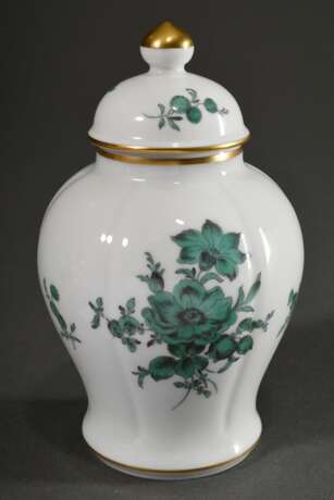 2 Diverse Teile Meissen mit kupfergrüner Malerei „Blumenbouquet“ und floralem Relief: kleine Balustervase, Modellnr.: 282, Formernr.: 6, Malerrn: 1006d/143 (H. 14,5cm) und Deckeldose, Ritznr.: 52626/54A (H. 8cm, Ø 12,5cm) - photo 6