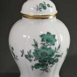 2 Diverse Teile Meissen mit kupfergrüner Malerei „Blumenbouquet“ und floralem Relief: kleine Balustervase, Modellnr.: 282, Formernr.: 6, Malerrn: 1006d/143 (H. 14,5cm) und Deckeldose, Ritznr.: 52626/54A (H. 8cm, Ø 12,5cm) - photo 6