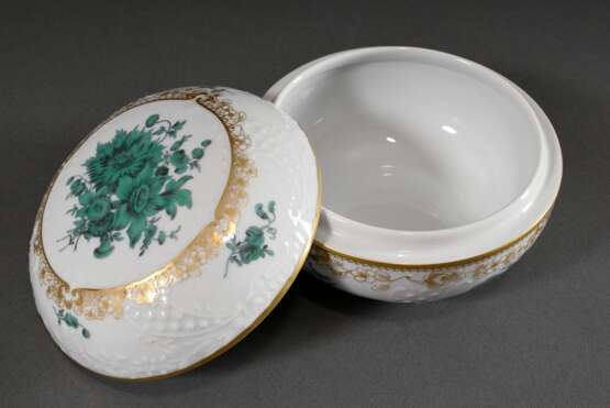 2 Diverse Teile Meissen mit kupfergrüner Malerei „Blumenbouquet“ und floralem Relief: kleine Balustervase, Modellnr.: 282, Formernr.: 6, Malerrn: 1006d/143 (H. 14,5cm) und Deckeldose, Ritznr.: 52626/54A (H. 8cm, Ø 12,5cm) - photo 2