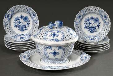 13 Teile Meissen Service „Zwiebelmuster“, 20.Jh., bestehend aus: 1 kl. Terrine mit Durchbruch/UT (H. 16cm, UT: 3 Schleifstr.) und 12 Durchbruchteller (⌀ 15,5cm, 3 Schleifstr.), min.ber.