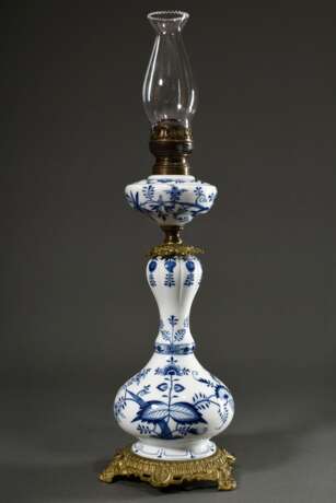 Große Meissen Öllampe „Zwiebelmuster“ mit ornamentaler Messing Montierung (H. 72cm), Messing oxidiert, Glaszylinder best. - фото 1