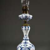 Große Meissen Öllampe „Zwiebelmuster“ mit ornamentaler Messing Montierung (H. 72cm), Messing oxidiert, Glaszylinder best. - photo 1