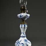 Große Meissen Öllampe „Zwiebelmuster“ mit ornamentaler Messing Montierung (H. 72cm), Messing oxidiert, Glaszylinder best. - фото 3