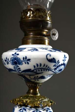 Große Meissen Öllampe „Zwiebelmuster“ mit ornamentaler Messing Montierung (H. 72cm), Messing oxidiert, Glaszylinder best. - photo 4