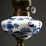 Große Meissen Öllampe „Zwiebelmuster“ mit ornamentaler Messing Montierung (H. 72cm), Messing oxidiert, Glaszylinder best. - фото 4