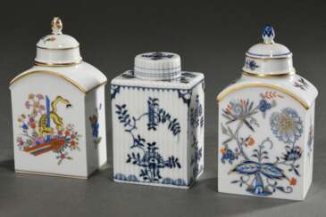 3 Diverse Meissen Teedosen in unterschiedlichen Dekoren: 1x "Strohblumenmuster" in Blaumalerei auf gebrochenem Stab Relief (Jubiläumsedition 1739-1989, H. 10,7cm), 1x "Zwiebelmuster bunt" (H. 13,8cm) und 1x "Gelber Löwe" in polychromer Malerei mit Goldst