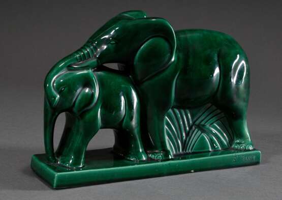 Lemanceau, Charles (1905-1980) "Zwei Elefanten" um 1925, Keramik monochrom grün glasiert, sign., Herst.: Faïencerie de Saint-Clément, 33x9,5x23cm - фото 1