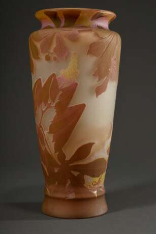 Sehr große Jugendstil Gallé Vase in konischer Balusterform mit rosé-hellbraunem Überfang und "Kastanienblätter, -blüten und -früchte" Dekor, sign., 1905-1908, H. 43,5cm, Abriss ausgeschliffen, Standfläche leicht zerkratzt, leichte Kratzer - photo 2