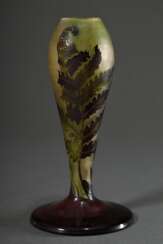 Gallé Vase mit unten eingezogenem Balusterkorpus auf breitem Standfuß und &quot;Farn&quot; Dekor in grün-violettem Überfangglas, sign., 1920-1936, H. 21,5cm, Boden ausgeschliffen, Standfläche leicht zerkratzt