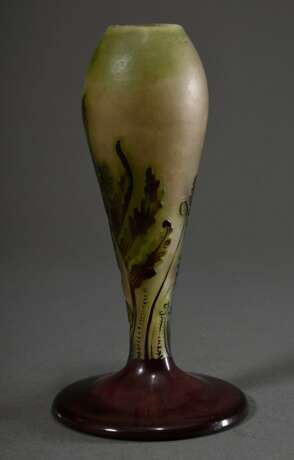 Gallé Vase mit unten eingezogenem Balusterkorpus auf breitem Standfuß und "Farn" Dekor in grün-violettem Überfangglas, sign., 1920-1936, H. 21,5cm, Boden ausgeschliffen, Standfläche leicht zerkratzt - Foto 2