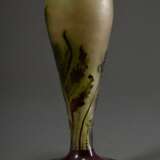 Gallé Vase mit unten eingezogenem Balusterkorpus auf breitem Standfuß und "Farn" Dekor in grün-violettem Überfangglas, sign., 1920-1936, H. 21,5cm, Boden ausgeschliffen, Standfläche leicht zerkratzt - фото 2