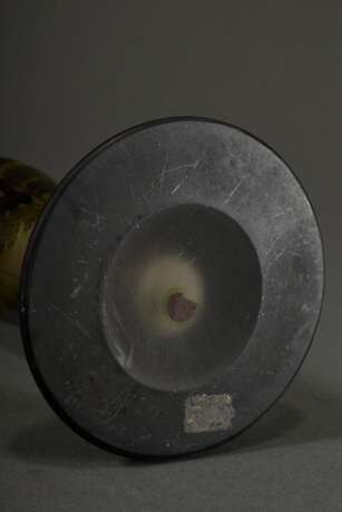 Gallé Vase mit unten eingezogenem Balusterkorpus auf breitem Standfuß und "Farn" Dekor in grün-violettem Überfangglas, sign., 1920-1936, H. 21,5cm, Boden ausgeschliffen, Standfläche leicht zerkratzt - Foto 5