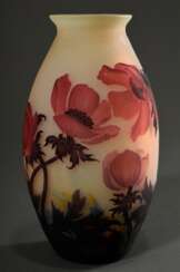 Fein geschliffene Muller Frères Jugendstil Vase mit mattem violett-rotem Überfangdekor "Anemonen", sign. "Muller Fres Lunéville", H. 24cm, diverse Luftblasen in der Wandung