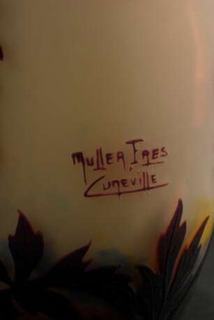 Fein geschliffene Muller Frères Jugendstil Vase mit mattem violett-rotem Überfangdekor "Anemonen", sign. "Muller Fres Lunéville", H. 24cm, diverse Luftblasen in der Wandung - Foto 3