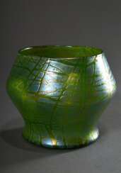 Niedrige Loetz Wwe. Vase mit geometrischem Korpus und grün-blau irisierendem &quot;Crete Pampas&quot; Dekor, H. 12,7cm, Abriss ausgeschliffen, Standfläche berieben