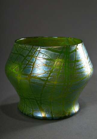 Niedrige Loetz Wwe. Vase mit geometrischem Korpus und grün-blau irisierendem "Crete Pampas" Dekor, H. 12,7cm, Abriss ausgeschliffen, Standfläche berieben - Foto 1