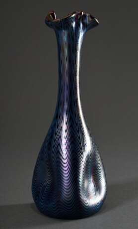 Schlanke Loetz Wwe. Vase mit dreifach gedelltem Korpus und blau lustrierendem Wellendekor, H. 24,8cm, Abriss ausgeschliffen, Standfläche berieben, 2 Luftblasen in der Glasmasse - фото 1