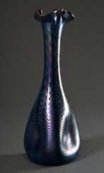 Schlanke Loetz Wwe. Vase mit dreifach gedelltem Korpus und blau lustrierendem Wellendekor, H. 24,8cm, Abriss ausgeschliffen, Standfläche berieben, 2 Luftblasen in der Glasmasse