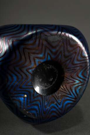 Schlanke Loetz Wwe. Vase mit dreifach gedelltem Korpus und blau lustrierendem Wellendekor, H. 24,8cm, Abriss ausgeschliffen, Standfläche berieben, 2 Luftblasen in der Glasmasse - photo 5