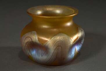 Kleine niedrige Loetz Wwe. Vase mit vierfach gedelltem Korpus und silbrigem Phänomendekor auf goldgelbem Fond, H. 7,9cm, Abriss ausgeschliffen, Standfläche berieben