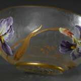 Jugendstil Schale mit naturalistischer polychromer Emaille Malerei "Irisblüten" auf mattiertem Glas, Sternschliff im Boden, um 1900, H. 9,5cm, Ø 18cm - Foto 1
