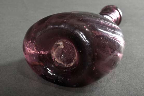 Kleine gezogene Amethystglas Flasche, Abriss im Boden, H. 16cm, Lippe min. best. - photo 4