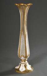 Biedermeier Vase in weißem Überfangglas mit Golddekor, H. 31,5cm, Gold berieben