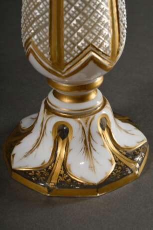 Biedermeier Vase in weißem Überfangglas mit Golddekor, H. 31,5cm, Gold berieben - photo 4