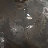 Kleine Schankkanne mit versilberter Montierung über floral beschliffenem und in die Form geblasenem Glaskorpus in Kugelform, um 1900, H. 20cm, berieben - фото 3