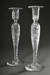 Paar hohe Kristallleuchter mit floralem Schliff, Hohlschaft und Fuß mit Sternschliff, um 1920/1930, H. 30,5cm, 1x mit Riss
