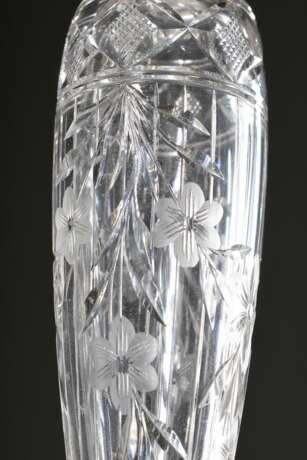 Paar hohe Kristallleuchter mit floralem Schliff, Hohlschaft und Fuß mit Sternschliff, um 1920/1930, H. 30,5cm, 1x mit Riss - Foto 3