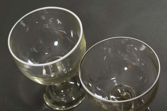 2 Diverse große Berliner Weiße Gläser mit gedrücktem Nodus im Stiel und aufgelegtem weißen Rand, Eichstrich, um 1900, H. 20/22cm, Ø 14,5/15cm, Altersspuren - photo 2