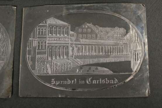 4 Diverse Kainer, Wenzel (tätig 1850-1865 in Hbg.) Zinn-Abgüsse v. geschliffenen Glasplatten: "Baden Baden" und "Kurbäder", 9,2x6,9cm, oxidiert, Provenienz: aus der Familiennachfolge von W. Kainer - Foto 2