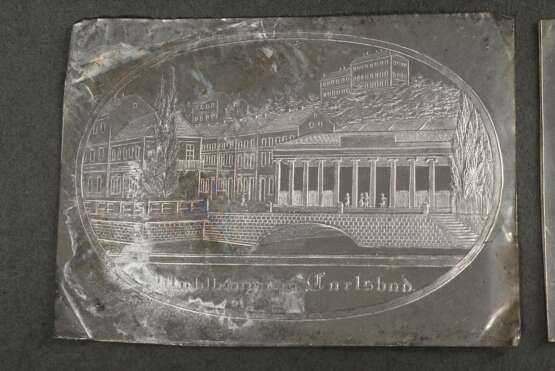 4 Diverse Kainer, Wenzel (tätig 1850-1865 in Hbg.) Zinn-Abgüsse v. geschliffenen Glasplatten: "Baden Baden" und "Kurbäder", 9,2x6,9cm, oxidiert, Provenienz: aus der Familiennachfolge von W. Kainer - Foto 3