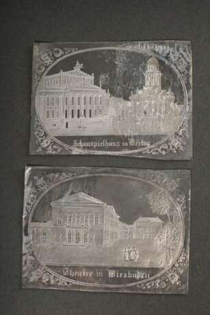 2 Diverse Kainer, Wenzel (tätig 1850-1865 in Hbg.) Zinn-Abgüsse v. geschliffenen Glasplatten: "Schauspielhaus Berlin" und "Theater Wiesbaden", 9x7cm, Provenienz: aus der Familiennachfolge von W. Kainer - photo 1